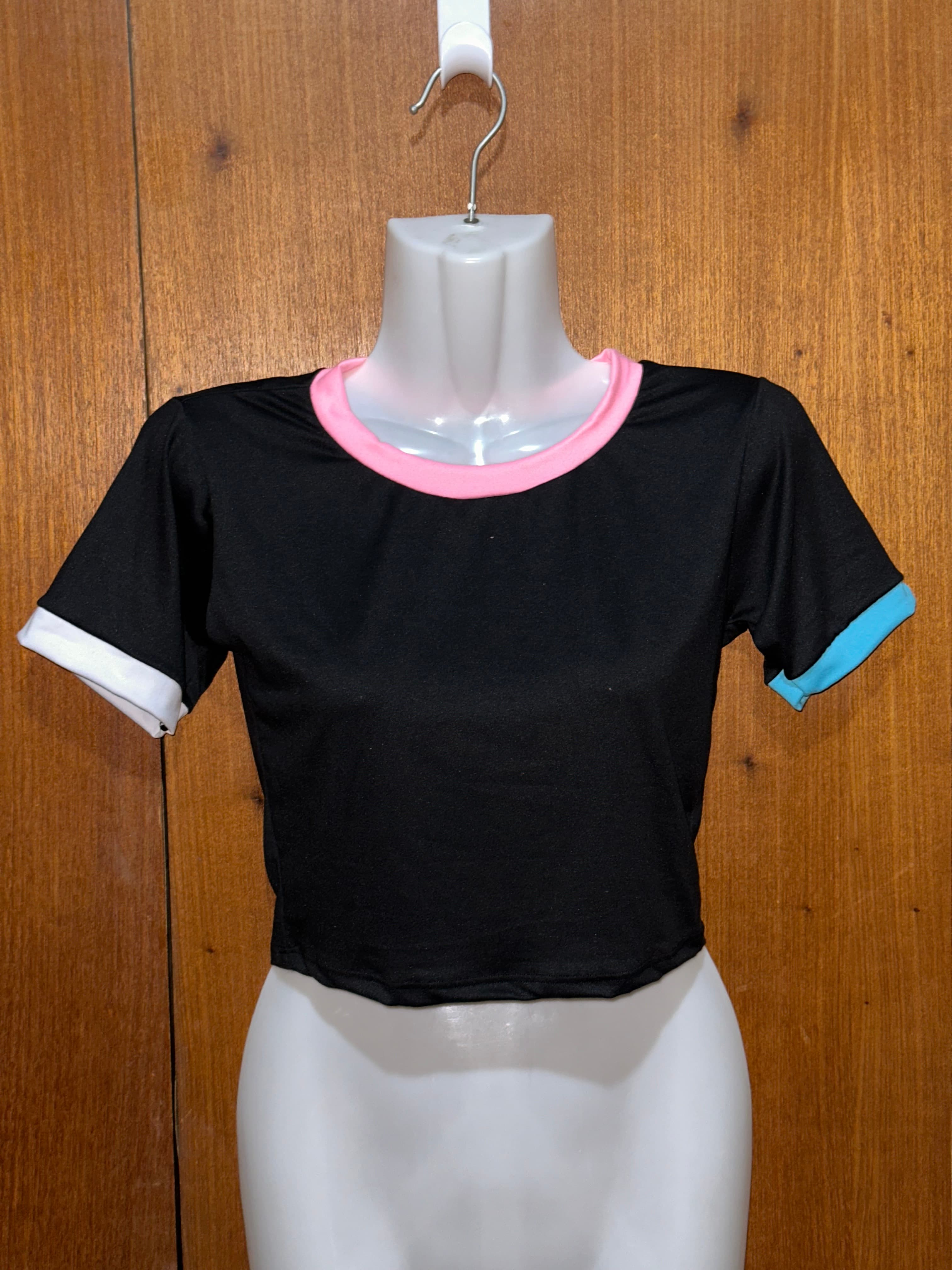 Croptop Negro Cuello Rosa