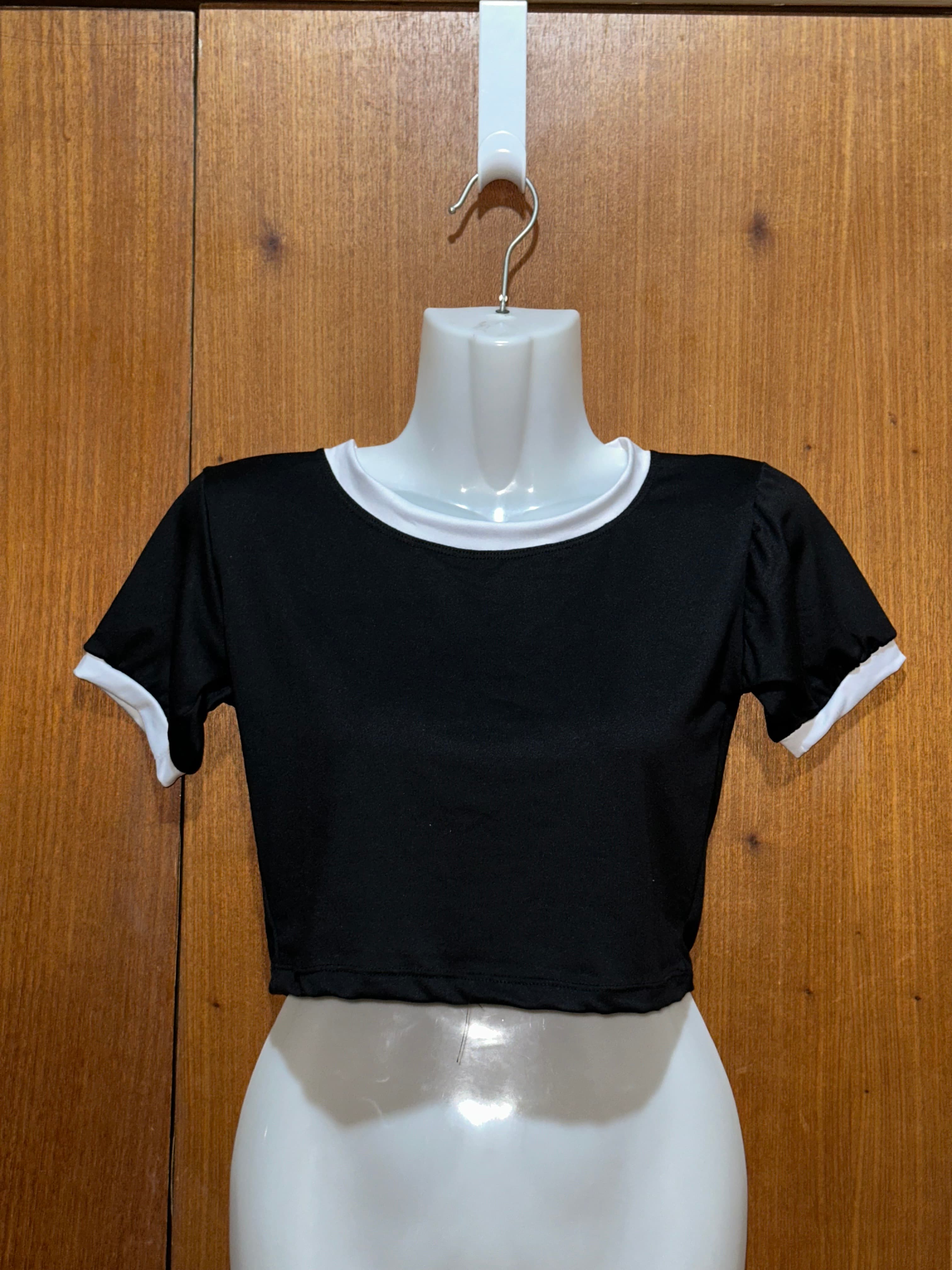 Croptop Negro Cuello Blanco